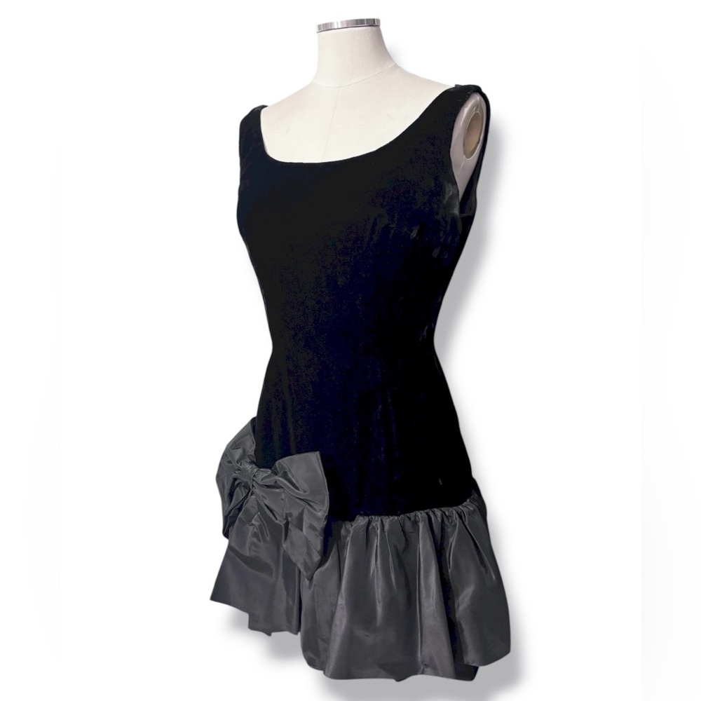 LORD & TAYLOR Black Velvet & Taffeta Scoop Neck Cocktail Dress w/ Bow VINTAGE